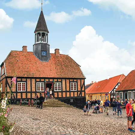 Feriehus 4 Bedroom Lovely In
